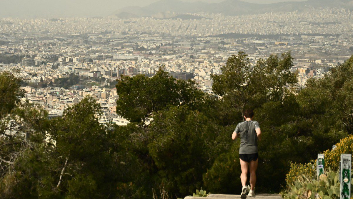 Αφρικανική σκόνη στον ορίζοντα και ένας άνδρας που τρέχει
