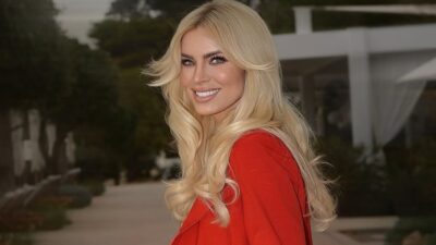 H Κατερίνα Καινούργιου με κόκκινο κοστούμι