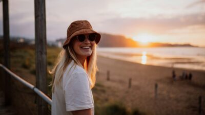 Ένα κορίτσι γελάει στην κάμερα