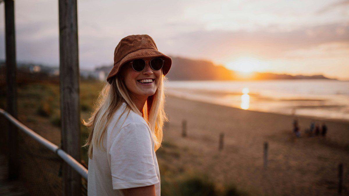 Ένα κορίτσι γελάει στην κάμερα