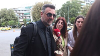 Ο Μάνος Παπαγιάννης έξω από τα δικαστήρια