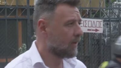 Ο Μάνος Παπαγιάννης έξω από τα δικαστήρια