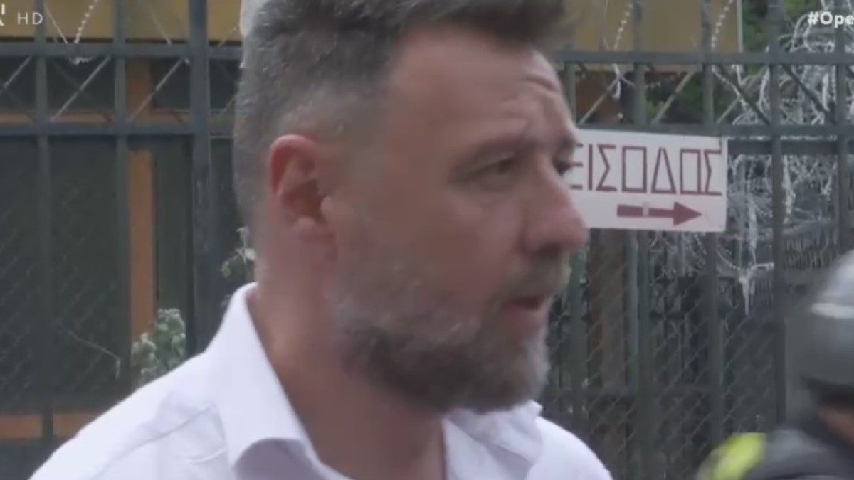 Ο Μάνος Παπαγιάννης έξω από τα δικαστήρια