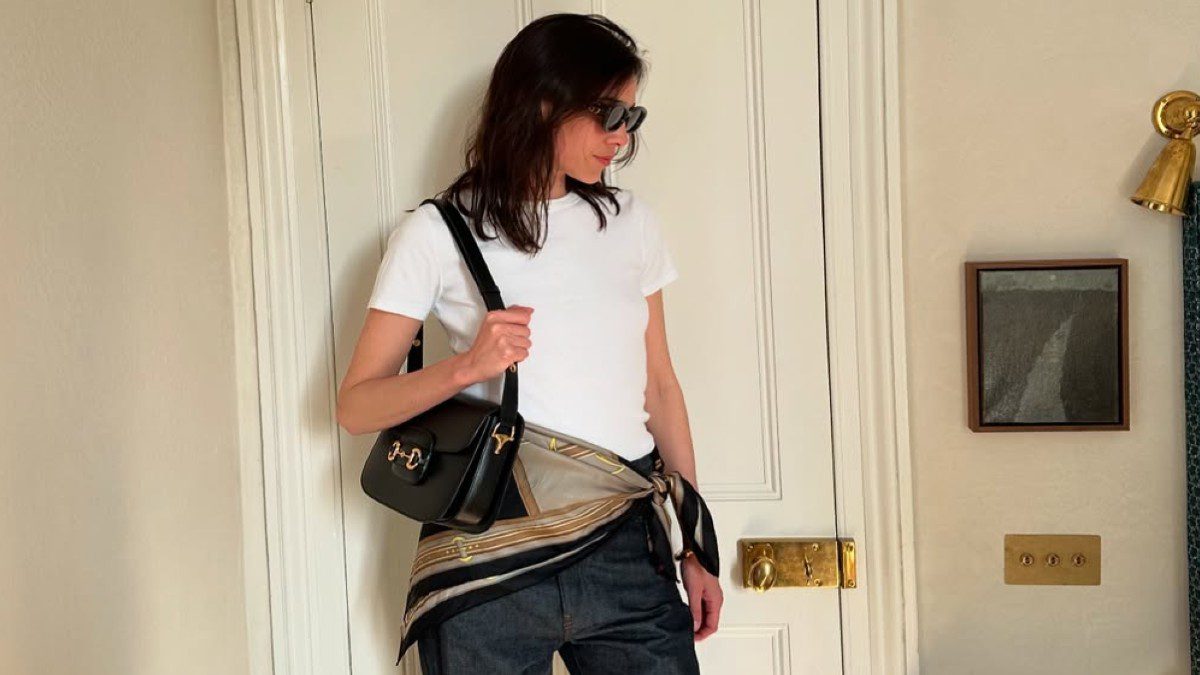 μαντίλι φορεμένο σαν ζώνη σε κοπέλα