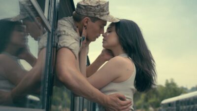 σκηνή από την ταινία Purple Hearts του netflix που δείχνει τους πρωταγωνιστές να φιλιούνται