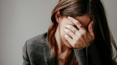 Μια κοπέλα απογοητευμένη