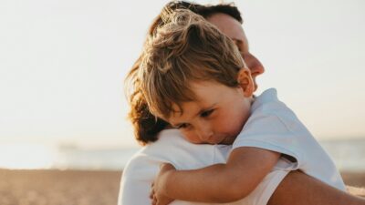 Ένα παιδί που έχει αγκαλιά τον μπαμπά του