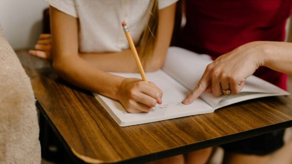 ένα κορίτσι γράφει