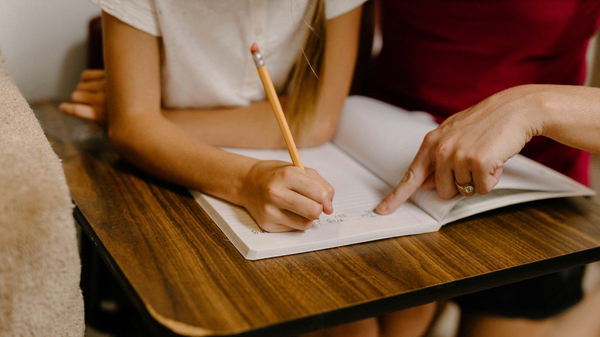 ένα κορίτσι γράφει