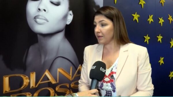 Η Έλενα Παπαρίζου στην κάμερα του Happy Day