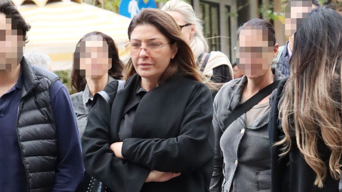 Η Έλενα Παπαρίζου σε δρόμο της Αθήνας