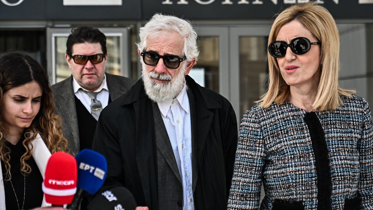 Ο Πέτρος Φιλιππίδης έξω από τα δικαστήρια