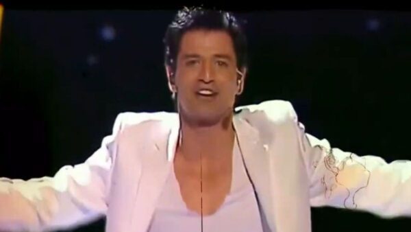 Ο Σάκης Ρουβάς στην εμφάνισή του στην Eurovision το 2004