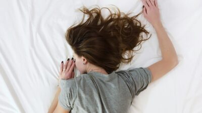 Μια κοπέλα κοιμάται