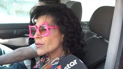 Η Σοφία Βόσσου στο αυτοκίνητό της