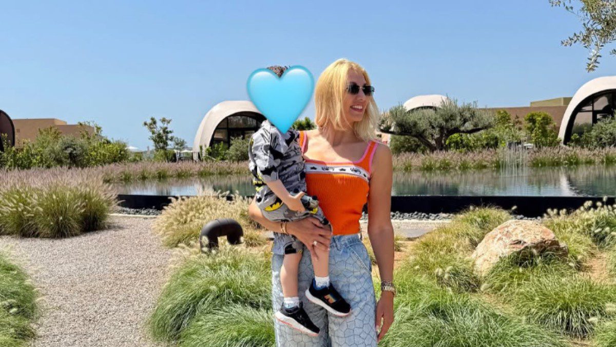 Η Κωνσταντίνα Σπυροπούλου αγκαλιά με τον γιο της