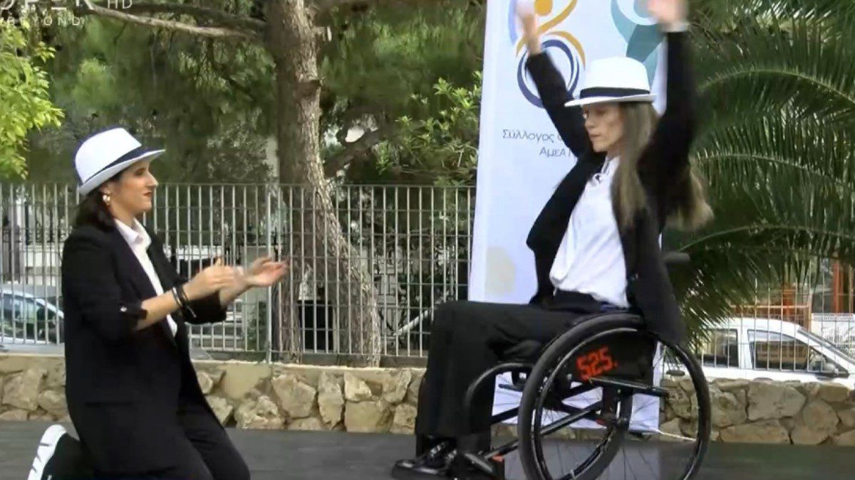 Η Αλεξάνδρα Σταματοπούλου χορεύει ζεϊμπέκικο