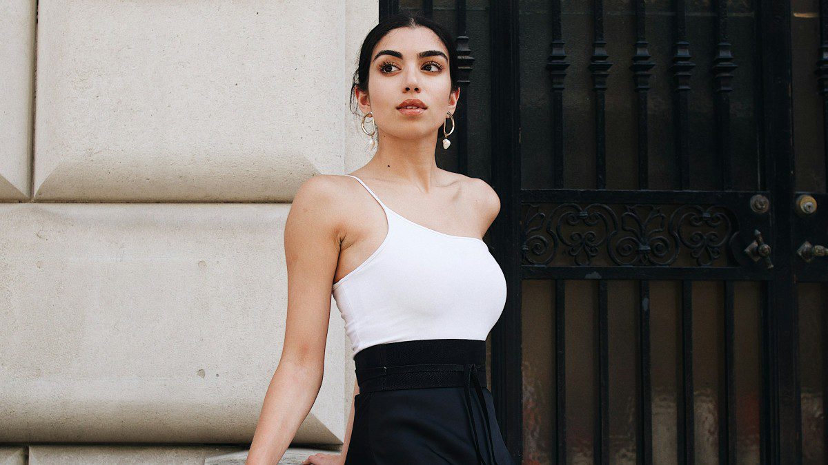 Μια κοπέλα στον δρόμο