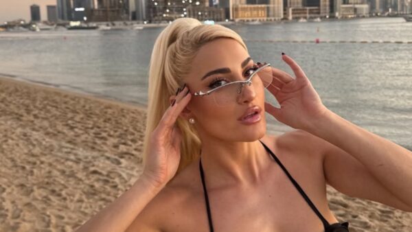 Η Ιωάννα Τούνη σε παραλία