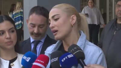 Η Ιωάννα Τούνη έξω από το δικαστήριο