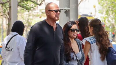 Ο Τζώνη Καλημέρης και η Ελπίδα Ιακωβίδου στο κέντρο της Αθήνας