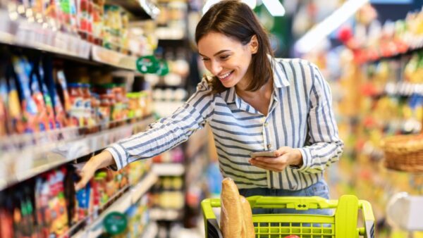 Τρόφιμο ψωνίζει γυναίκα σε σούπερ μάρκετ