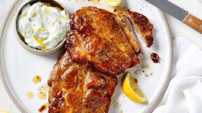 Χοιρινά μπριζολάκια με σως δίπλα