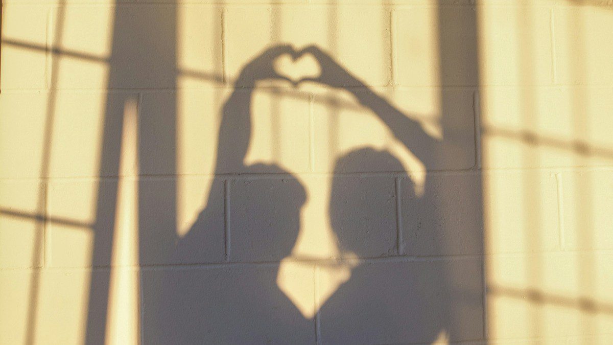 ζευγάρι που η σκιά του σχηματίζει καρδούλα