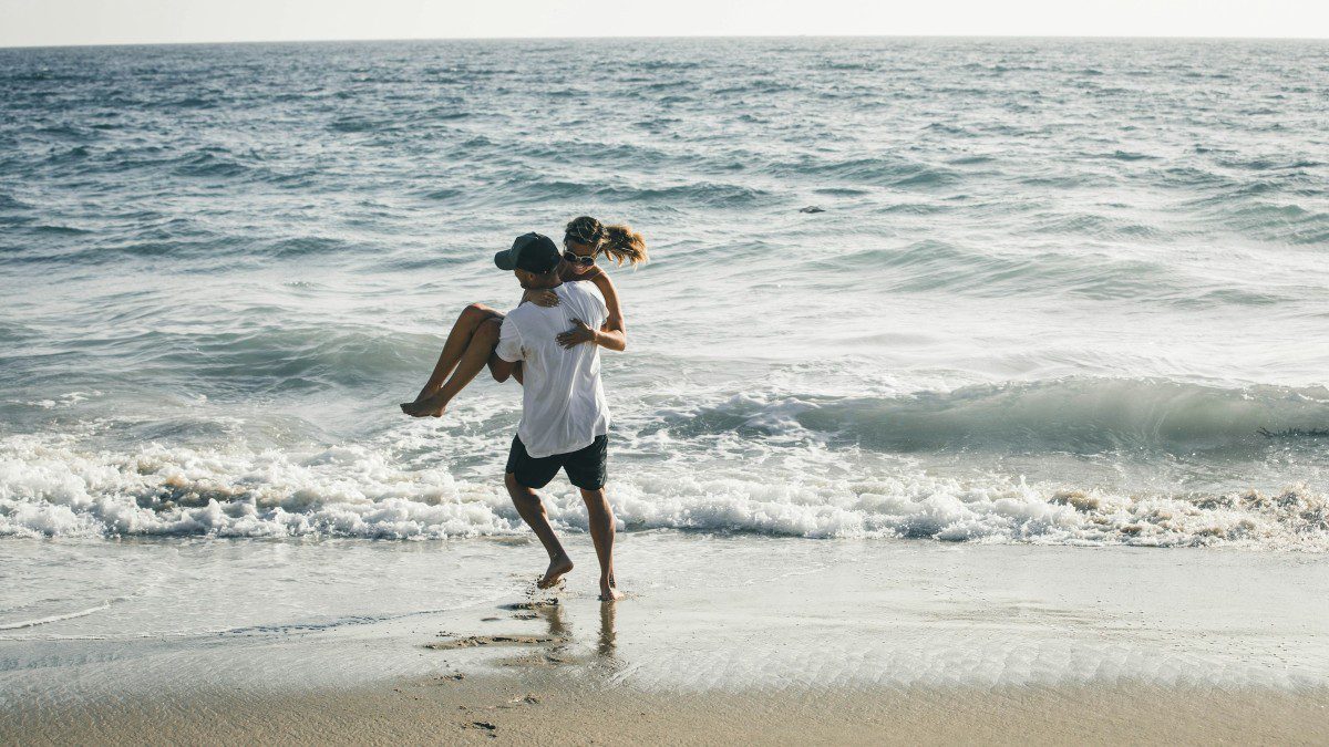 Ένα ζευγάρι αγκαλιάζεται στην θάλασσα