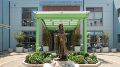 Το άγαλμα της Μαριάννας Β. Βαρδινογιάννη