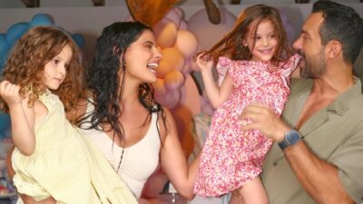 Ο Σάκης Τανιμανίδης και η Χριστίνα Μπόμπα με τις κόρες τους