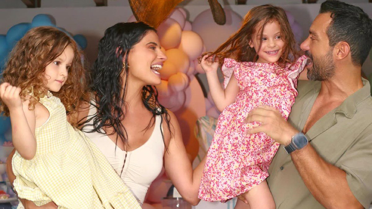 Ο Σάκης Τανιμανίδης και η Χριστίνα Μπόμπα με τις κόρες τους