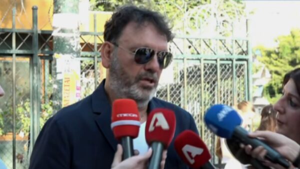 Ο Στάθης Αγγελόπουλος έξω από τις δικαστικές αίθουσες