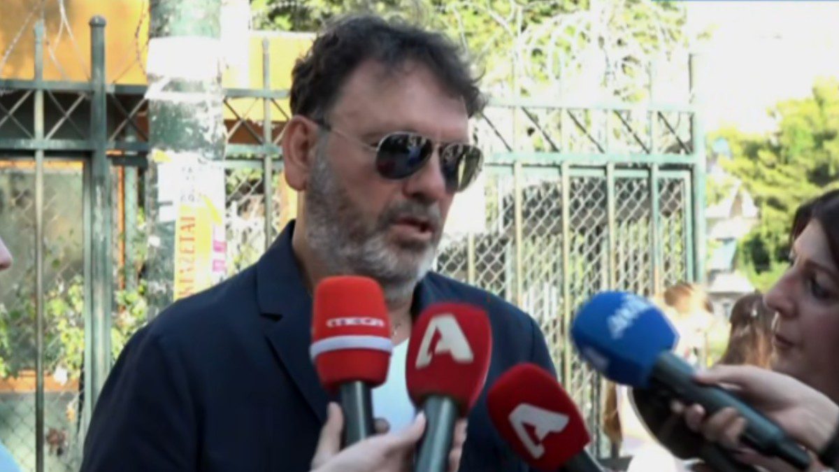 Ο Στάθης Αγγελόπουλος έξω από τις δικαστικές αίθουσες