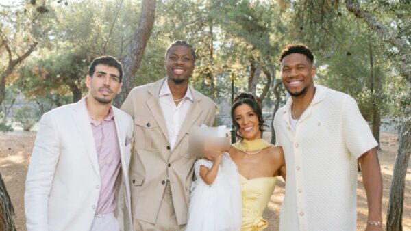 Ο Κώστας Αντετοκούνμπο και η σύντροφός του στη βάφτιση της κόρης του με τους νονούς της