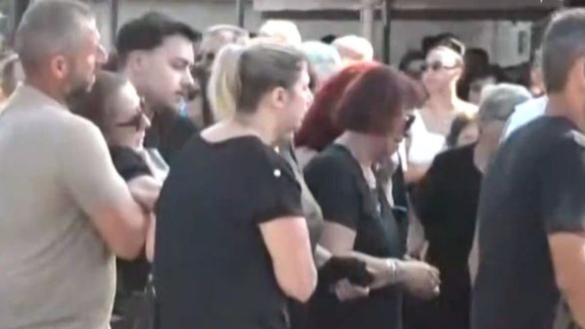 Η μητέρα του 14χρονου που πνίγηκε στον Άραχθο, τη στιγμή που καταρρέει στην κηδεία του