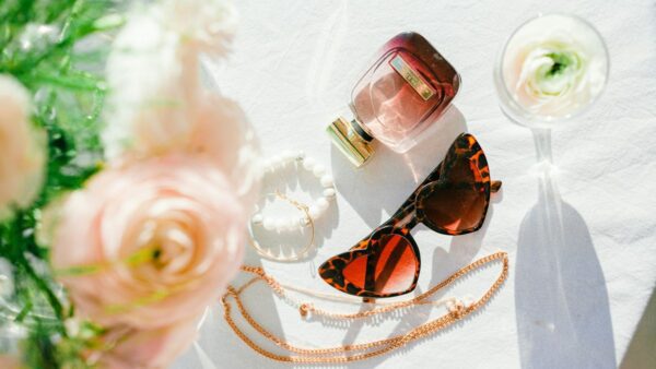 Άρωμα, γυαλιά ηλίου κι άλλα beauty αντικείμενα