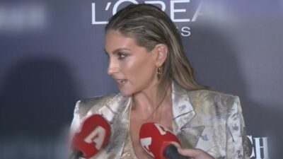 Η Αθηνά Οικονομάκου μπροστά στις κάμερες