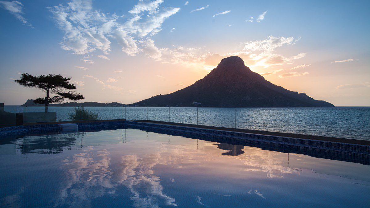 Διαμονή 4 αστέρων με μία από τις πιο εντυπωσιακές θέες του Αιγαίου