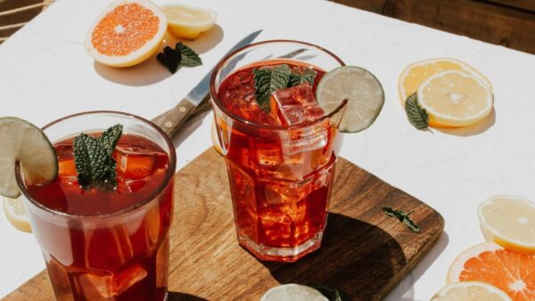 Δυο ποτήρια τσάι παγωμένο