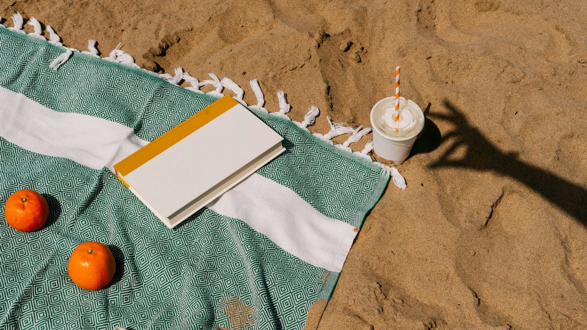 στην παραλία πετσέτα και μυθιστόρημα