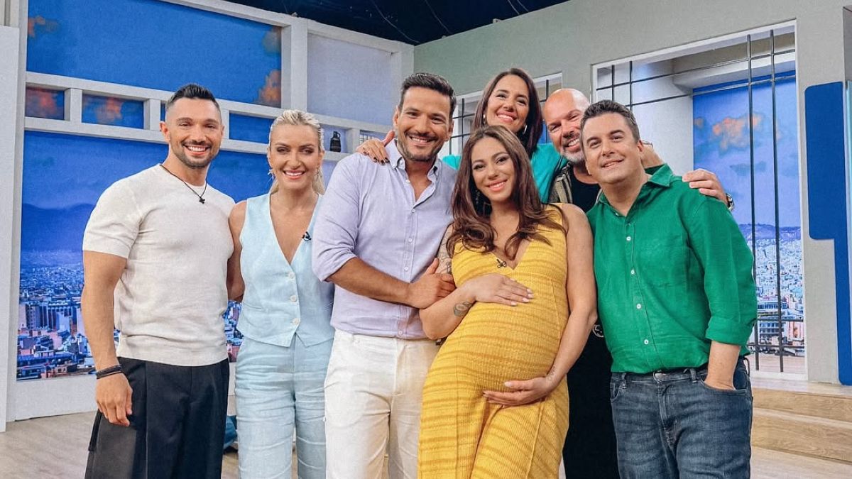 Η Ευρυδίκη Βαλαβάνη και η ομάδα του Ακόμα δεν είδες τίποτα