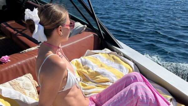 Πολύχρωμο κολιέ φοράει κοπέλα με μαγιό