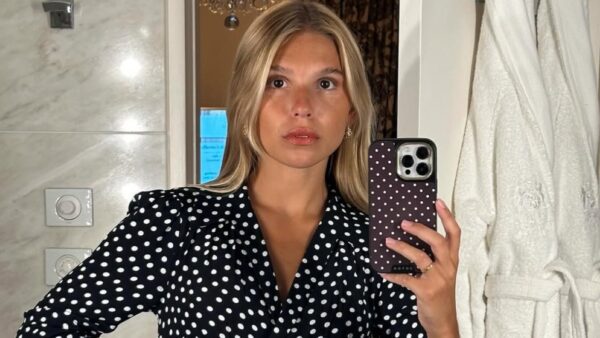 Office looks φοράει κοπέλα μπροστά σε καθρέφτη