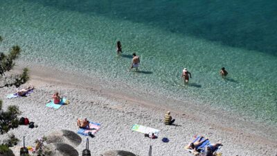 Κόσμος στην παραλία