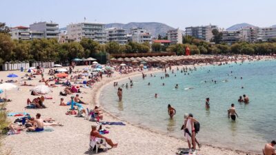 παραλία γεμάτη κόσμο