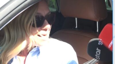 Η Κατερίνα Καραβάτου μιλάει στις τηλεοπτικές κάμερες