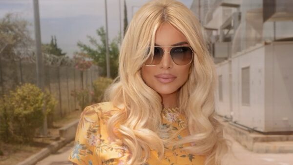 Η Κατερίνα Καινούργιου έξω από το στούντιο