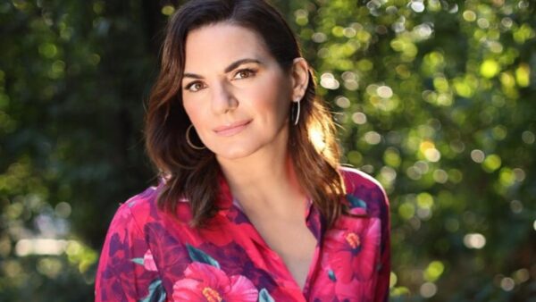 Η Όλγα Κεφαλογιάννη με φλοράλ πουκάμισο