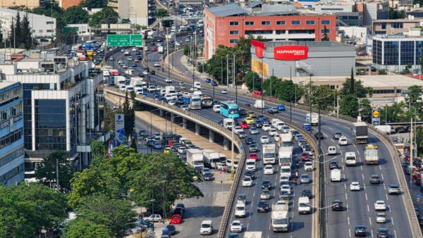 Δρόμος με αυτοκίνητα